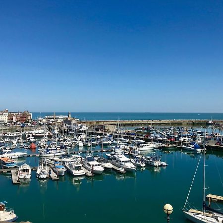 Marina Retreat - Stunning 4 Bedroom, 3 Bathroom House With Harbour Views! رامْسْغيت المظهر الخارجي الصورة